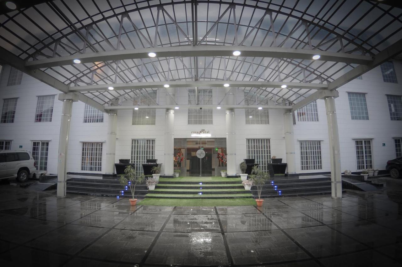 โรงแรมโรส เปตัล ศรีนาการ์ ภายนอก รูปภาพ